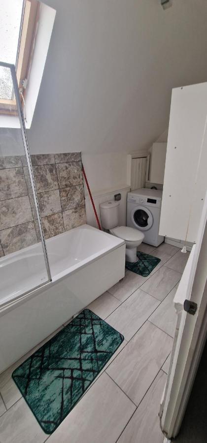 Cosy 2 Bedroom Flat - Sleeps 6 People - Close To Lewisham Dlr/Train Station Лондон Екстер'єр фото